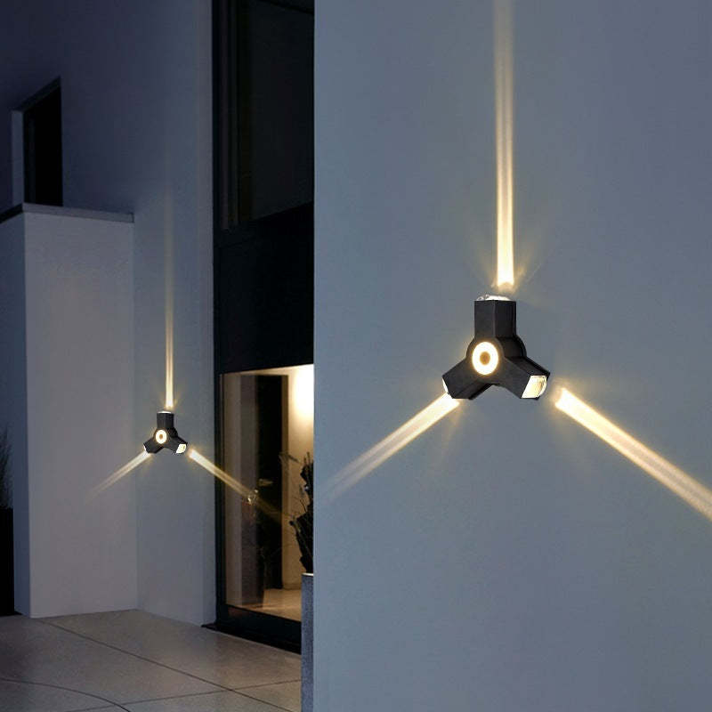 Draußen - Kreuzförmige Wandleuchte mit warmweißen LEDs
