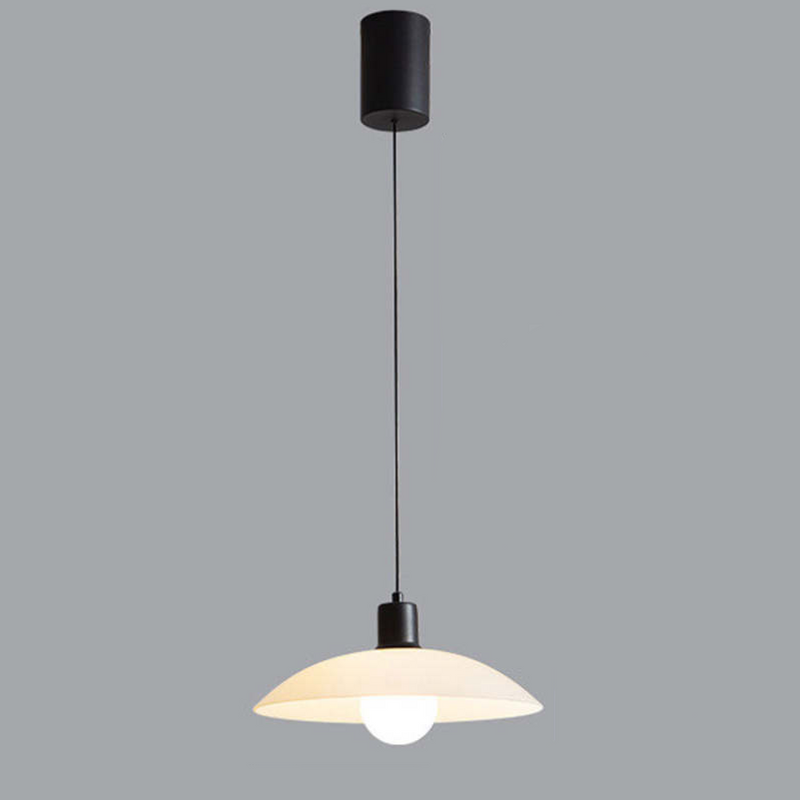 Minimalistische Pendelleuchte aus weißem Scheibenglas