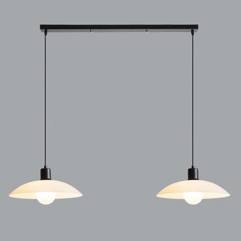 Minimalistische Pendelleuchte aus weißem Scheibenglas