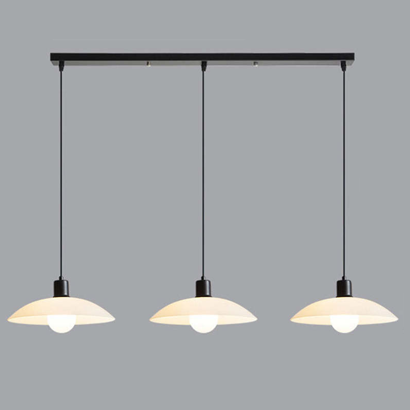 Minimalistische Pendelleuchte aus weißem Scheibenglas