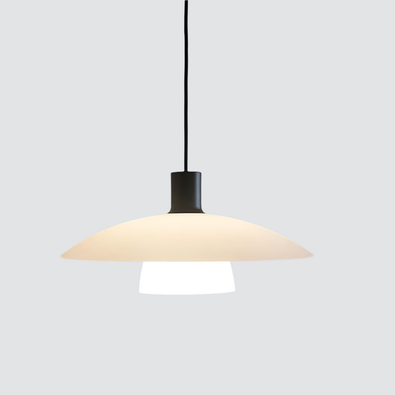 Minimalistische Pendelleuchte aus weißem Scheibenglas