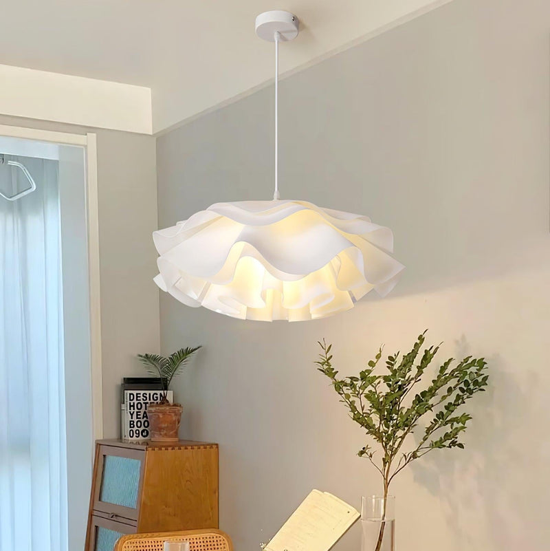 Weiße Pendelleuchte in Blumenform