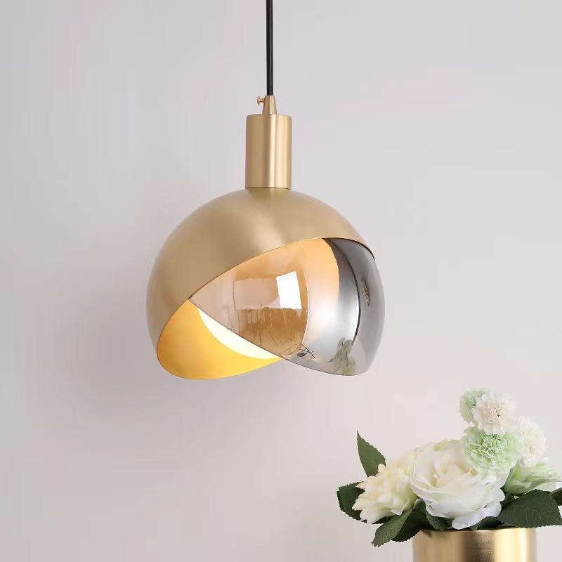 Moderne Pendelleuchte aus Goldglas