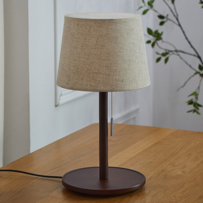 Gentle Glow Lampe aus nordischem Nussbaumholz mit luxuriösen Stoffakzenten