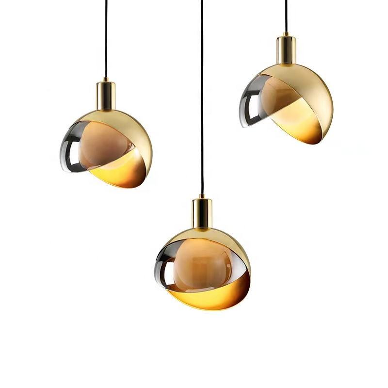 Moderne Pendelleuchte aus Goldglas