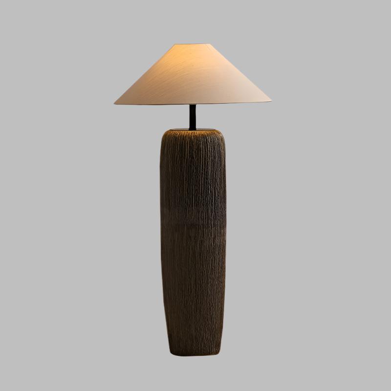 Stehlampe aus verwittertem Holz