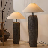 Stehlampe aus verwittertem Holz