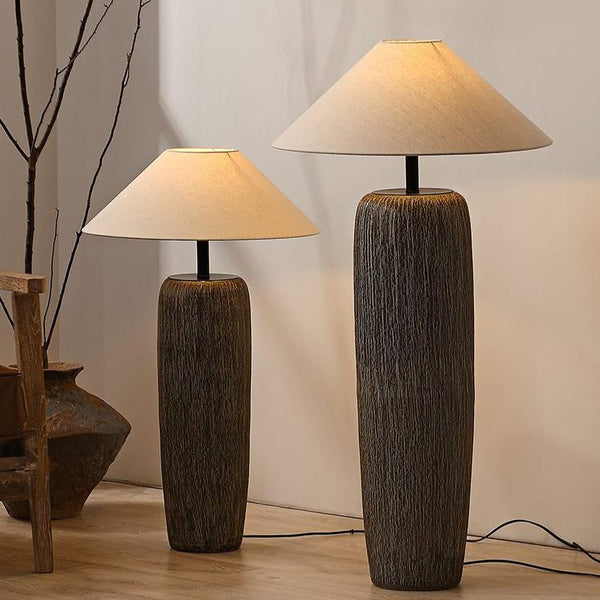 Stehlampe aus verwittertem Holz